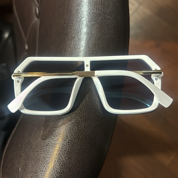 BRAND NEW! Stylish Blue and White Sunglasses - Picture 3 of 9